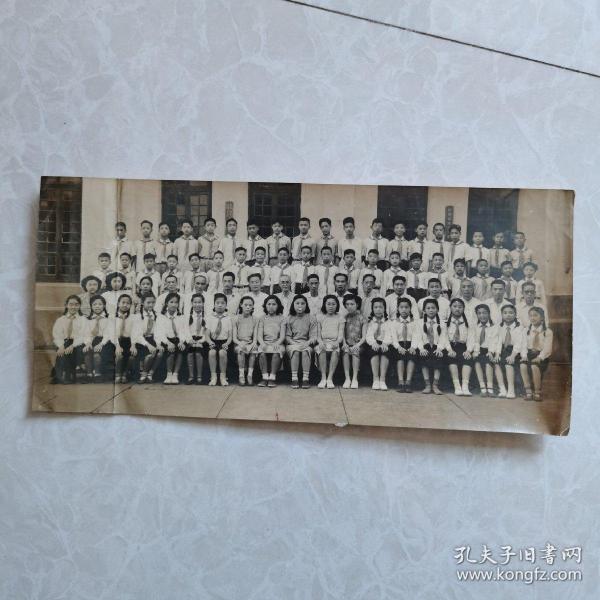 老照片：1950年7月上海旦华囯民学校高级毕业生暨全体教职员合影26.5cm×12cm