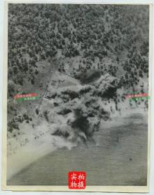 民国1944年太平洋战争美军轰炸了日军驻马绍尔群岛的信号站老照片。照片尺寸为22.8X18厘米