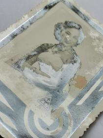 民国美女，白燕，照片一张，原名陈玉屏，广东人。1936年考入广州国际影片公司，从此走上演员之路，1937年到香港演出第一部电影《锦绣河山》。是一位香港粤语片演员，演出过多套电影。擅长演绎遭遇不幸的女性和端庄娴淑的贤妻良母，形象鲜明，与吴楚帆、张瑛、张活游合作最多。主演的名片包括：《蝴蝶夫人》