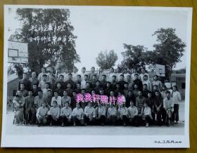 **老照片： **工农兵大学——山西阳泉平定县——“山西平定师范学校”（前身1949年创办“山西省立平定师范学校”今“阳泉师范高等专科学校”）1974年。平定工农兵照相馆。