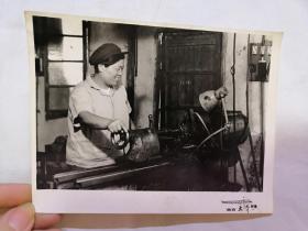 老照片：1973年照片 女工 南京大桥照片馆（16*12）