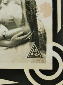 民国美女，白燕，照片一张，原名陈玉屏，广东人。1936年考入广州国际影片公司，从此走上演员之路，1937年到香港演出第一部电影《锦绣河山》。是一位香港粤语片演员，演出过多套电影。擅长演绎遭遇不幸的女性和端庄娴淑的贤妻良母，形象鲜明，与吴楚帆、张瑛、张活游合作最多。主演的名片包括：《蝴蝶夫人》