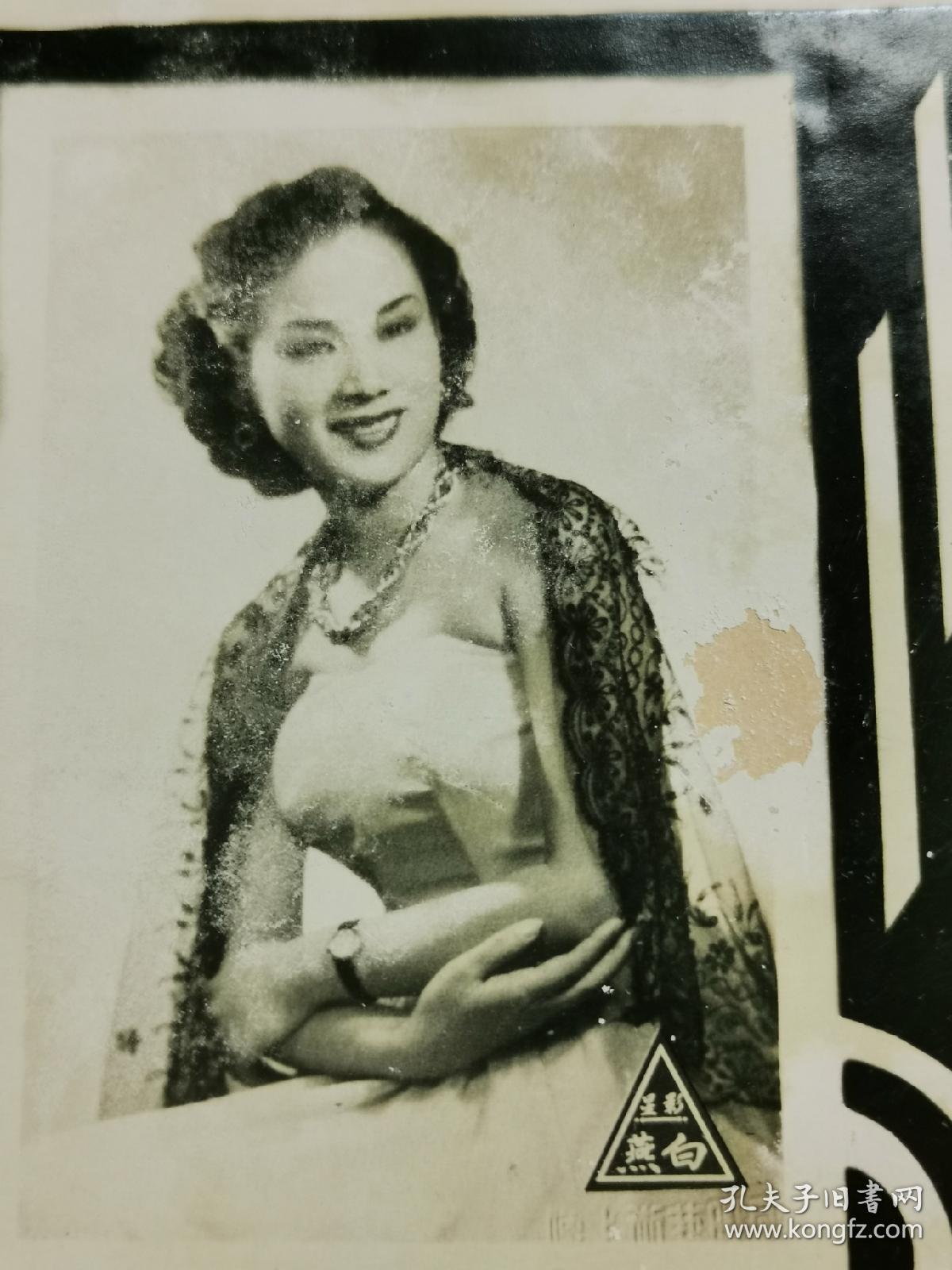 民国美女，白燕，照片一张，原名陈玉屏，广东人。1936年考入广州国际影片公司，从此走上演员之路，1937年到香港演出第一部电影《锦绣河山》。是一位香港粤语片演员，演出过多套电影。擅长演绎遭遇不幸的女性和端庄娴淑的贤妻良母，形象鲜明，与吴楚帆、张瑛、张活游合作最多。主演的名片包括：《蝴蝶夫人》