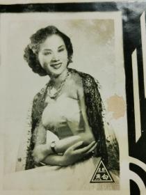 民国美女，白燕，照片一张，原名陈玉屏，广东人。1936年考入广州国际影片公司，从此走上演员之路，1937年到香港演出第一部电影《锦绣河山》。是一位香港粤语片演员，演出过多套电影。擅长演绎遭遇不幸的女性和端庄娴淑的贤妻良母，形象鲜明，与吴楚帆、张瑛、张活游合作最多。主演的名片包括：《蝴蝶夫人》