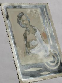 民国美女，白燕，照片一张，原名陈玉屏，广东人。1936年考入广州国际影片公司，从此走上演员之路，1937年到香港演出第一部电影《锦绣河山》。是一位香港粤语片演员，演出过多套电影。擅长演绎遭遇不幸的女性和端庄娴淑的贤妻良母，形象鲜明，与吴楚帆、张瑛、张活游合作最多。主演的名片包括：《蝴蝶夫人》