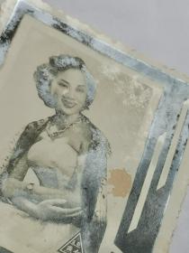 民国美女，白燕，照片一张，原名陈玉屏，广东人。1936年考入广州国际影片公司，从此走上演员之路，1937年到香港演出第一部电影《锦绣河山》。是一位香港粤语片演员，演出过多套电影。擅长演绎遭遇不幸的女性和端庄娴淑的贤妻良母，形象鲜明，与吴楚帆、张瑛、张活游合作最多。主演的名片包括：《蝴蝶夫人》