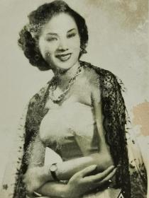 民国美女，白燕，照片一张，原名陈玉屏，广东人。1936年考入广州国际影片公司，从此走上演员之路，1937年到香港演出第一部电影《锦绣河山》。是一位香港粤语片演员，演出过多套电影。擅长演绎遭遇不幸的女性和端庄娴淑的贤妻良母，形象鲜明，与吴楚帆、张瑛、张活游合作最多。主演的名片包括：《蝴蝶夫人》