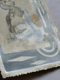 民国美女，白燕，照片一张，原名陈玉屏，广东人。1936年考入广州国际影片公司，从此走上演员之路，1937年到香港演出第一部电影《锦绣河山》。是一位香港粤语片演员，演出过多套电影。擅长演绎遭遇不幸的女性和端庄娴淑的贤妻良母，形象鲜明，与吴楚帆、张瑛、张活游合作最多。主演的名片包括：《蝴蝶夫人》