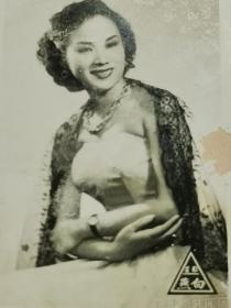 民国美女，白燕，照片一张，原名陈玉屏，广东人。1936年考入广州国际影片公司，从此走上演员之路，1937年到香港演出第一部电影《锦绣河山》。是一位香港粤语片演员，演出过多套电影。擅长演绎遭遇不幸的女性和端庄娴淑的贤妻良母，形象鲜明，与吴楚帆、张瑛、张活游合作最多。主演的名片包括：《蝴蝶夫人》