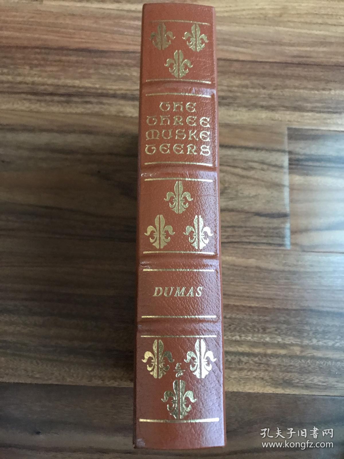 近全新！【包国际运费和中国海关关税】The Three Musketeers，《三个火枪手》，Alexandre Dumas / 大仲马（著），伊东书局出版的 “有史以来最伟大的100本书” 之一，Collector's Edition / 收藏版，1978年出版（请见实物拍摄照片第5张版权页），精装，厚册，420页，豪华全真皮封面，三面刷金，珍贵外国文学参考资料！