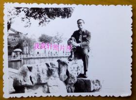 老照片：杭州平湖秋月，1982年，有背题。【上海名医——茹亦忠（浙江绍兴人）家庭系列】