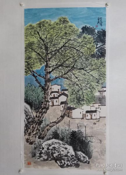 保真书画，吴泉棠四尺整纸山水画佳作一幅。吴泉棠， 1956年，浙江衢州人，重彩乡情画创始人，被黄山市歙县政府授予首个“荣誉市民”称号，毕业于中国美术学院国画专业，结业于中国美协首届创作高研班，全国中国画廊联盟画家，中国美术家协会会员，香港国际画院山水画艺委会副主席，北京民族大学教授，硕士生导师。