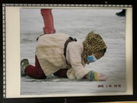 211  照片 摄影家艺术纪实类参展照片 大尺寸   雪地上的小姑娘 滚雪球