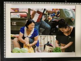 275  照片 摄影家艺术纪实类参展照片 大尺寸  卖菜的小媳妇 吉林龙潭区苏州街