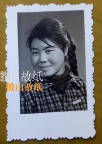 老照片： 戴“江西大学”校徽辫子美女.【江西大学（今南昌大学）——金玉莲老师系列】