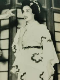 民国粤剧明星,红线女,日本和服小照片一张,印有(海记照片社)钢印。原名邝健廉,祖籍广东开平,粤剧演员。抗战胜利后,红线女定居香港,成为影剧两栖演员。1952年,在香港组建真善美剧团,并与马师曾、薛觉先等合演。2009年,荣获首届“中国戏剧终身成就奖”。红线女开创了中国粤剧史上花旦行当中影响最大的唱腔流派之一 —红派艺术,为岭南粤剧艺术乃至中华文明树立了不朽的丰碑。