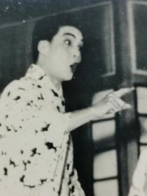 民国粤剧明星,红线女,日本和服小照片一张,印有(海记照片社)钢印。原名邝健廉,祖籍广东开平,粤剧演员。抗战胜利后,红线女定居香港,成为影剧两栖演员。1952年,在香港组建真善美剧团,并与马师曾、薛觉先等合演。2009年,荣获首届“中国戏剧终身成就奖”。红线女开创了中国粤剧史上花旦行当中影响最大的唱腔流派之一 —红派艺术,为岭南粤剧艺术乃至中华文明树立了不朽的丰碑。