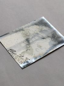 民国粤剧明星,红线女,日本和服小照片一张,印有(海记照片社)钢印。原名邝健廉,祖籍广东开平,粤剧演员。抗战胜利后,红线女定居香港,成为影剧两栖演员。1952年,在香港组建真善美剧团,并与马师曾、薛觉先等合演。2009年,荣获首届“中国戏剧终身成就奖”。红线女开创了中国粤剧史上花旦行当中影响最大的唱腔流派之一 —红派艺术,为岭南粤剧艺术乃至中华文明树立了不朽的丰碑。