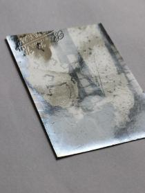 民国粤剧明星,红线女,日本和服小照片一张,印有(海记照片社)钢印。原名邝健廉,祖籍广东开平,粤剧演员。抗战胜利后,红线女定居香港,成为影剧两栖演员。1952年,在香港组建真善美剧团,并与马师曾、薛觉先等合演。2009年,荣获首届“中国戏剧终身成就奖”。红线女开创了中国粤剧史上花旦行当中影响最大的唱腔流派之一 —红派艺术,为岭南粤剧艺术乃至中华文明树立了不朽的丰碑。