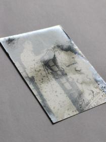 民国粤剧明星,红线女,日本和服小照片一张,印有(海记照片社)钢印。原名邝健廉,祖籍广东开平,粤剧演员。抗战胜利后,红线女定居香港,成为影剧两栖演员。1952年,在香港组建真善美剧团,并与马师曾、薛觉先等合演。2009年,荣获首届“中国戏剧终身成就奖”。红线女开创了中国粤剧史上花旦行当中影响最大的唱腔流派之一 —红派艺术,为岭南粤剧艺术乃至中华文明树立了不朽的丰碑。