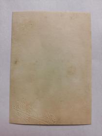 民国粤剧明星,红线女,日本和服小照片一张,印有(海记照片社)钢印。原名邝健廉,祖籍广东开平,粤剧演员。抗战胜利后,红线女定居香港,成为影剧两栖演员。1952年,在香港组建真善美剧团,并与马师曾、薛觉先等合演。2009年,荣获首届“中国戏剧终身成就奖”。红线女开创了中国粤剧史上花旦行当中影响最大的唱腔流派之一 —红派艺术,为岭南粤剧艺术乃至中华文明树立了不朽的丰碑。