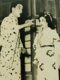 民国粤剧明星,红线女,日本和服小照片一张,印有(海记照片社)钢印。原名邝健廉,祖籍广东开平,粤剧演员。抗战胜利后,红线女定居香港,成为影剧两栖演员。1952年,在香港组建真善美剧团,并与马师曾、薛觉先等合演。2009年,荣获首届“中国戏剧终身成就奖”。红线女开创了中国粤剧史上花旦行当中影响最大的唱腔流派之一 —红派艺术,为岭南粤剧艺术乃至中华文明树立了不朽的丰碑。