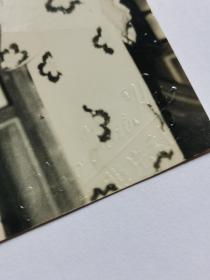 民国粤剧明星,红线女,日本和服小照片一张,印有(海记照片社)钢印。原名邝健廉,祖籍广东开平,粤剧演员。抗战胜利后,红线女定居香港,成为影剧两栖演员。1952年,在香港组建真善美剧团,并与马师曾、薛觉先等合演。2009年,荣获首届“中国戏剧终身成就奖”。红线女开创了中国粤剧史上花旦行当中影响最大的唱腔流派之一 —红派艺术,为岭南粤剧艺术乃至中华文明树立了不朽的丰碑。