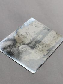 民国粤剧明星,红线女,日本和服小照片一张,印有(海记照片社)钢印。原名邝健廉,祖籍广东开平,粤剧演员。抗战胜利后,红线女定居香港,成为影剧两栖演员。1952年,在香港组建真善美剧团,并与马师曾、薛觉先等合演。2009年,荣获首届“中国戏剧终身成就奖”。红线女开创了中国粤剧史上花旦行当中影响最大的唱腔流派之一 —红派艺术,为岭南粤剧艺术乃至中华文明树立了不朽的丰碑。