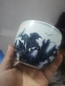 解放初期的 山水瓦缸式青花笔洗，口径约10厘米，画工精妙，胎质洁白。