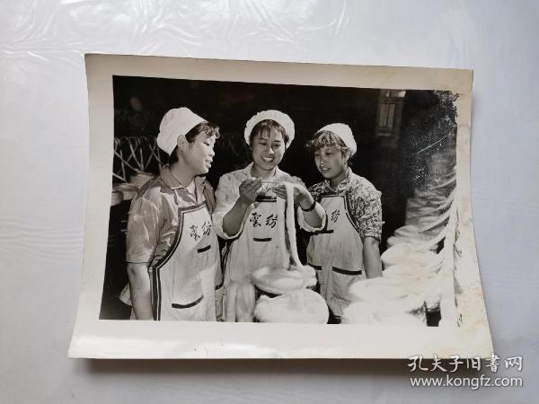 七十年代老照片（纺织女工学习一）