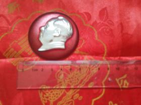 一枚背面晨光革委会成立纪念的毛主席像章