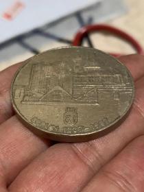 柏林建城750周年 2枚 38mm
章牌来自国外，难免瑕疵，以图为准实物拍摄 一物一图 按图发货，可放大图片观看