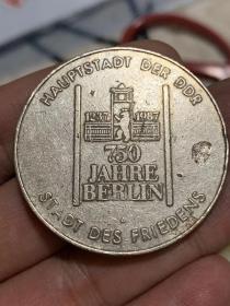 柏林建城750周年 2枚 38mm
章牌来自国外，难免瑕疵，以图为准实物拍摄 一物一图 按图发货，可放大图片观看
