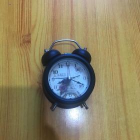 怀旧闹钟，质量不错，指针不走了做道具装饰