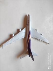 THAI 泰国国际航空公司 简称“泰航”。成立于1951年，为泰国的国家航空司。空客A380 飞机模型 金属飞机模型 长约14厘米 航空纪念品 飞机纪念品