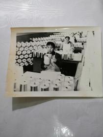 七十年代老照片纺织女工