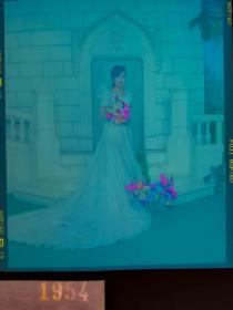 1954 纪实摄影反转片  捧着花束的美女新娘