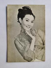 林嘉，照片一张，英文名Essie Lin Chia ，生于1947年，活跃于1965年---1978年，1964年加盟邵氏兄弟电影公司，成为基本演员，1966年与潘迎紫、何莉莉、胡燕妮、金霏、赵心妍、沈依、丁茜、祝菁、吴景丽、朱芳、林玉被「邵氏」捧为「新十二金钗」，在邵氏期间颇受重视，参与多部影片并在其中担任重要角色，广受好评，如：《龙虎沟》《大盗歌王》《碧海青天夜夜心》《独臂刀王》《新不了情》等