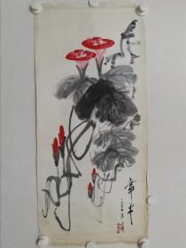 保真书画，著名画家吴雅明1975年创作《牵牛花》国画一幅，尺寸77×33.5cm。 早年入故宫博物院绘画馆系统临习中国传统绘画，深受石涛、石谷画风影响，传统功底深厚，敢于创新，常年研习，书画作品自成一派，独具个性。书体学魏碑，集真、草、隶、篆自创吴氏字体，融入绘画元素，飘然潇洒；国画作品突破传统，墨彩写意是其代表技法。他的作品在国内颇具影响，应邀在联合国总部、美国、日本等地举办画展，得到广泛赞誉。