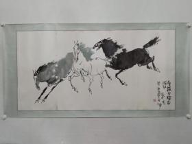 保真书画，柴京津四尺整纸国画《奔马图》一幅，纸本镜心，尺寸67×138cm。柴京津，中国美术家协会会员、北京市海淀区文联副主席、美协常务副主席、解放军美术书法研究院艺委会委员、八一书画院副院长、中国三峡画院副院长、京北书画院副院长、清华大学美术学院特聘教授、全军美术系列高职评委、总后勤部政治部创作室专业画家，国家一级美术师，享受国务院特殊津贴。