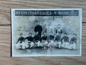 1941年，浙江省立体育场举行第一届篮球锦标赛男子初中冠军队合影
