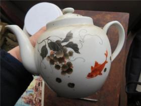 70年代 景德镇 白瓷茶壶一把 瓜果锦鲤图案 精美漂亮