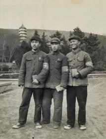 **期间南京灵谷寺风景三个红卫兵手持红宝书合影（时代特征明显）