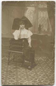 早期 1900-20s  明信片/照片 做椅子上的民族妇女 服饰头饰 CARD-K253 DD