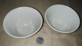 清代白瓷茶杯一对，无裂，口径7.3厘米左右。