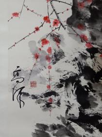 保真书画，高译《梅花奇石图》国画一幅，原装裱镜心，尺寸136×68cm。高译现为北京大学艺术学院美术学系教授，北京大学中国画高研班工作室导师，中国画硕士研究生导师，中国美术家协会会员，中国书法家协会会员，中华美学会会员。