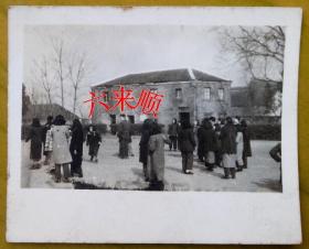 民国老照片：国立第十二中学，女生部。——简史：1938年11月以山东籍流亡师生组成的国立湖北中学西迁至四川长寿（今重庆长寿），组建为国立十二中，分初中部、高中部、女子部、校本部，分设在长寿县东新村的北庄、官庄、围子湾、荆庄。1946年夏撤销国立十二中建制，迁回湖北，高中部定名湖北省一中，初中部定名湖北省二中，现分别为武汉市十四中学和十五中学。【国立十二中——琼旧藏系列】