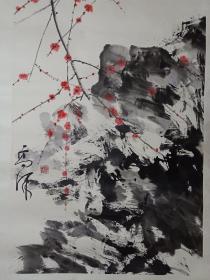 保真书画，高译《梅花奇石图》国画一幅，原装裱镜心，尺寸136×68cm。高译现为北京大学艺术学院美术学系教授，北京大学中国画高研班工作室导师，中国画硕士研究生导师，中国美术家协会会员，中国书法家协会会员，中华美学会会员。