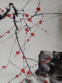 保真书画，高译《梅花奇石图》国画一幅，原装裱镜心，尺寸136×68cm。高译现为北京大学艺术学院美术学系教授，北京大学中国画高研班工作室导师，中国画硕士研究生导师，中国美术家协会会员，中国书法家协会会员，中华美学会会员。