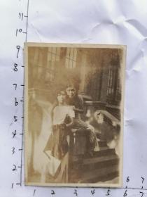 民国老照片：两个穿旗袍女人坐在小桥上留影